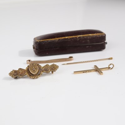 Lot 344 - Sundry 9ct gold, to include a brooch set with...