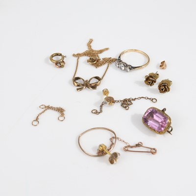 Lot 345 - A bag of 9ct gold, yellow metal and pinchbeck...