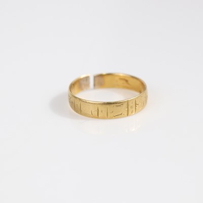 Lot 355 - An 18ct gold engraved wedding band, 2.4g (cut)
