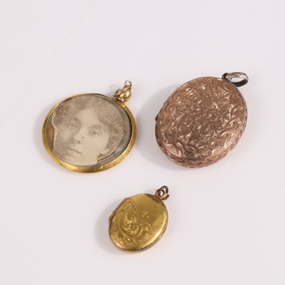 Lot 368 - A 9ct gold mounted pendant with inset...